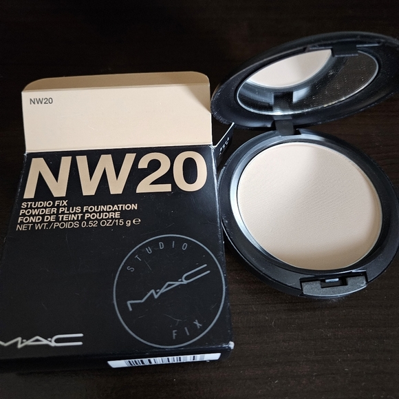 Mac STUDIO FIX POWDER PLUS FOUNDATION in NW20 (NIB) - Picture 1 of 5